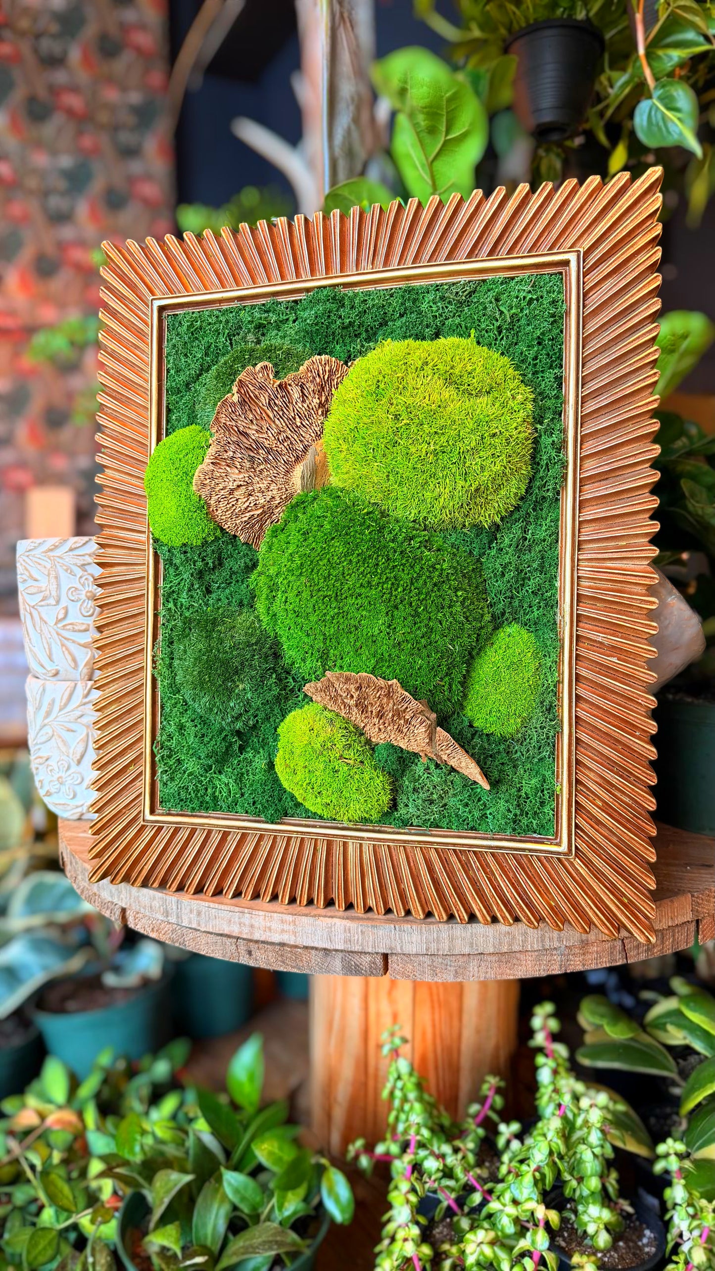 XL Golden Edge Frame ‘Maraj’ Moss Art